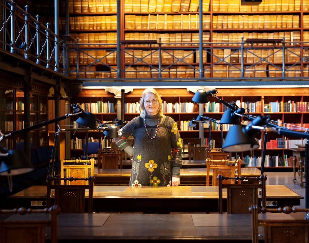 Hanna Erkko Kansallisarkiston tutkijasalissa